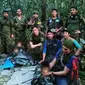 Foto yang disebarkan oleh militer Kolombia menunjukkan anak-anak korban kecelakaan pesawat&nbsp;Cessna 206 pada 1 Mei 2023 berhasil ditemukan dalam kondisi selamat di Hutan Amazon. (Dok. militer Kolombia)