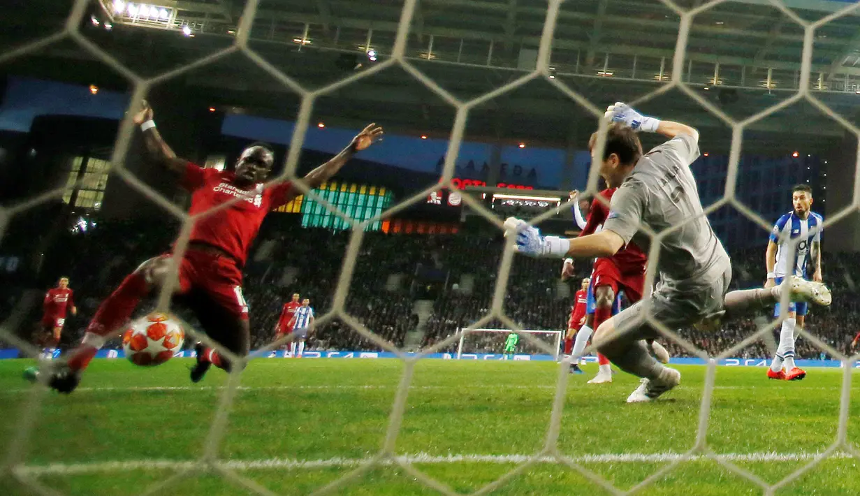Winger Liverpool, Sadio Mane berhasil mencetak gol ke gawang FC Porto pada leg kedua perempat final Liga Champions 2018/2019 di Estadio do Dragao, Rabu (17/4). Liverpool memastikan lolos ke babak semifinal Liga Champions setelah membantai FC Porto 4-1. (Reuters/Andrew Boyers )