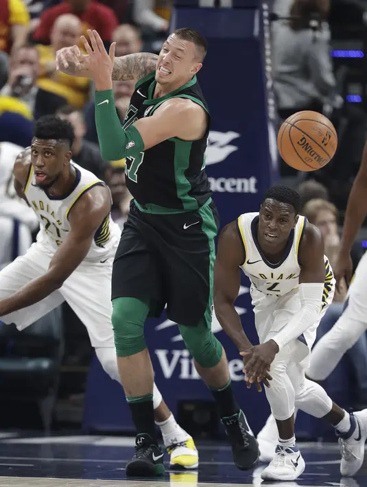 Pemain Boston Celtics, Daniel Theis (tengah) gagal menahan bola saat diadang para pemain Indiana Pacers pada lanjutan NBA basketball game di Bankers Life Fieldhouse, Indianapolis, (25/11/2017). Boston Celtics menang 108-98. (AP/Darron Cummings)