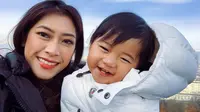 Aliya Rajasa dan sang putri, Gayatri Idalia Yudhoyono. (dok. Instagram @ruby_26/https://www.instagram.com/p/Br3TDJlAOTW/Putu Elmira)