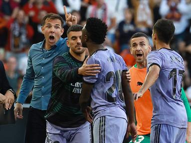 Kekalahan 0-1 Real Madrid dari Valencia pada pekan ke-35 Liga Spanyol 2022/2023 di Mestalla Stadium, Valencia, Senin (22/5/2023) dini hari WIB diwarnai dengan insiden kartu merah yang diterima striker Real Madrid, Vinicius Junior di penghujung laga. Vinicius Junior yang sepanjang laga mendapatkan ejekan rasis dari para suporter Valencia, diganjar kartu merah karena tertangkap VAR memukul Hugo Duro dalam sebuah perebutan bola. (AFP/Jose Jordan)