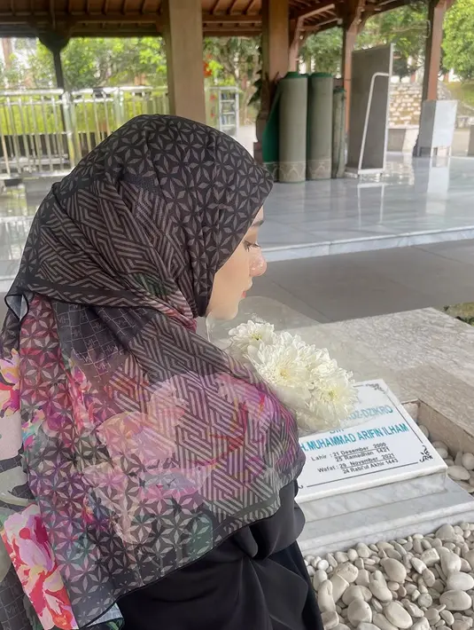 Setiap Lebaran, momen berkumpul bersama keluarga terasa hampa tanpa kehadiran Ameer. Namun, di tengah kesedihan, Nadzira menunjukkan ketegaran dan kemandirian yang ia temukan setelah ditinggal sang suami. Ia bersyukur atas pengalaman tersebut karena telah membuatnya lebih kuat dan menemukan jati dirinya. (Liputan6.com/IG/@enazirashf_)