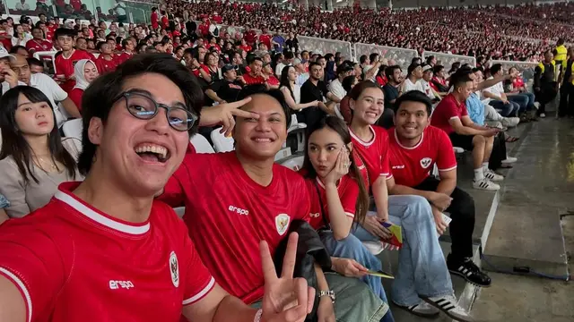 Potret 6 Pasangan Artis Nonton Indonesia Vs Filipina, Kompak Pakai Jersey Merah