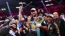 Tyson Fury melakukan selebrasi usai mengalahkan Deontay Wilder pada pertandingan tinju kelas berat WBC di T-Mobile Arena, Las Vegas, Nevada, Amerika Serikat, 9 Oktober 2021. Tyson Fury mempertahankan sabuk juara dunia tinju kelas berat WBC usai mengalahkan Deontay Wilder. (AP Photo/Chase Stevens)