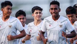Pemain Timnas Indonesia U-17, Amar Brkic (tengah) melakukan joging saat menjalani official training skuad Timnas Indonesia U-17 di Lapangan Latihan A Gelora Bung Tomo, Surabaya, Minggu (12/11/2023) sore menjelang laga kedua Grup A Piala Dunia U-17 2023 menghadapi Panama yang akan berlangsung di Stadion Gelora Bung Tomo, Senin, 13 November 2023. (Bola.com/Bagaskara Lazuardi)