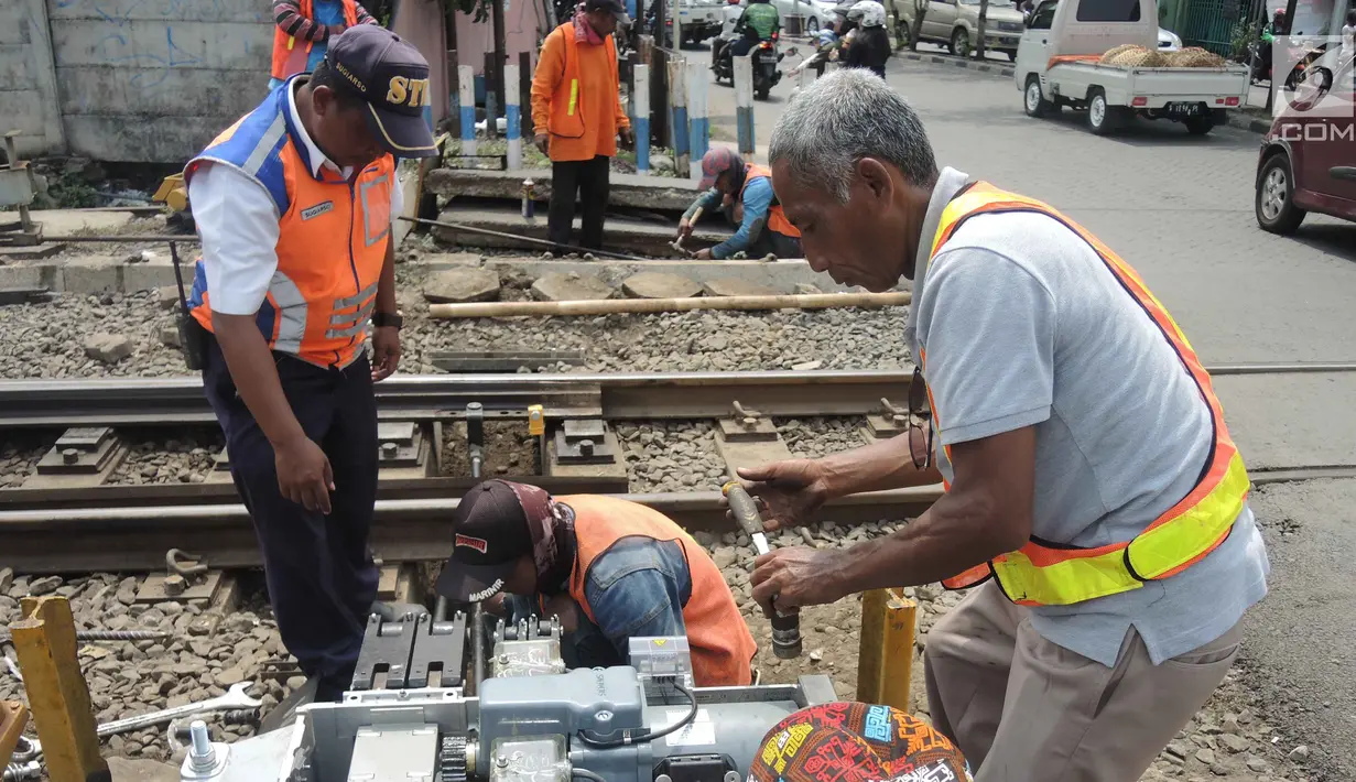 Pekerja PT KAI Daop 4 Semarang melakukan pengecekan sinyal kereta api di kawasan Stasiun Poncol, Semarang, Jawa Tengah, Rabu (12/12). Arus penumpang diprediksi akan mengalami kenaikan. (Liputan6.com/Gholib)
