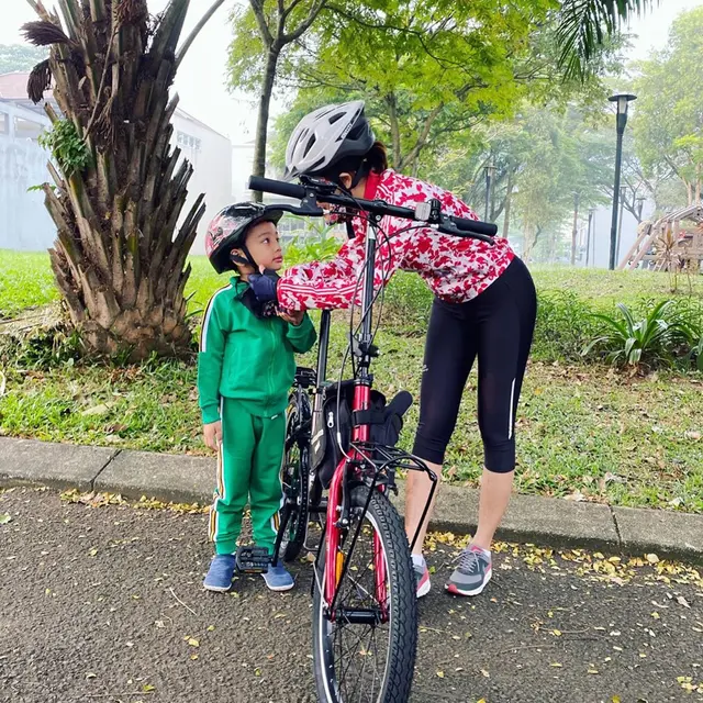 7 Momen Seru Uut Permatasari dan Keluarga saat Gowes Bareng