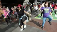 Sejumlah warga mengikuti senam Zumba di Kawasan Semanggi, Jakarta, Minggu (6/10/2019). Selain bisa membakar kalori dan bermanfaat untuk kesehatan jantung, olahraga ini juga bisa mencegah stress dan memperbaiki mood. (Bola.com/M Iqbal Ichsan)