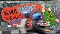 Mural di tembok fly over kawasan Pejompongan tersebut bertuliskan 'Waki Rakyat = Pilihan Rakyat Bukan Pejabat # Reacting Tolak RUU Pilkada' , Jakarta, (28/9/14). (Liputan6.com/Miftahul Hayat) 