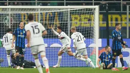 Dua gol Inter Milan masing-masing dicetak Denzel Dumfries dan Lautaro Martinez. Bologna memaksakan hasil imbang lewat aksi Santiago Castro dan Emil Holm. (AP Photo/Luca Bruno)