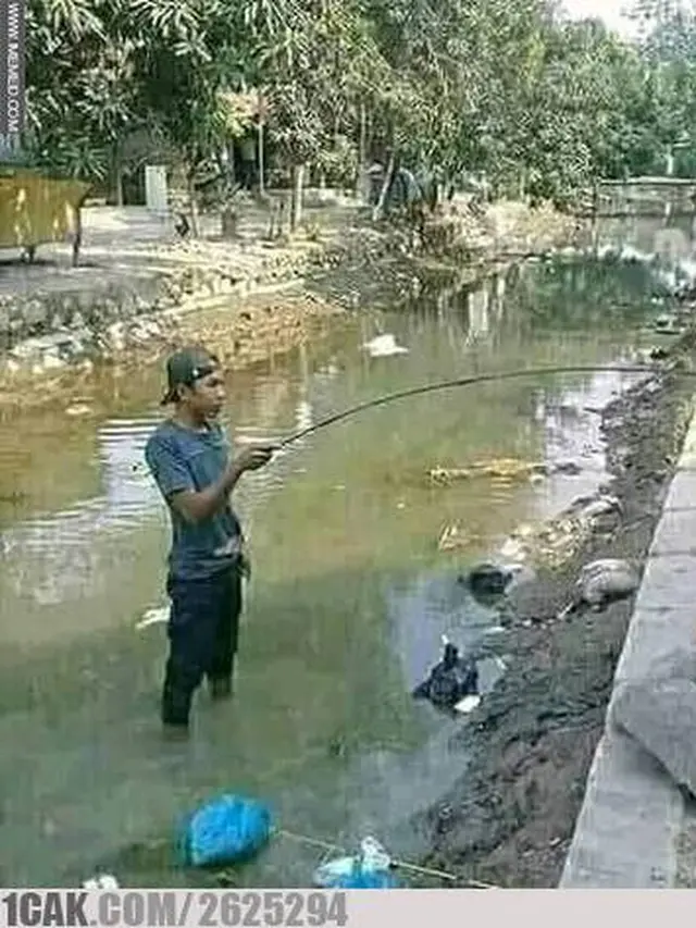 6 Aksi Absurd Orang Mancing Tidak Dapat Ikan Ini Bikin Heran