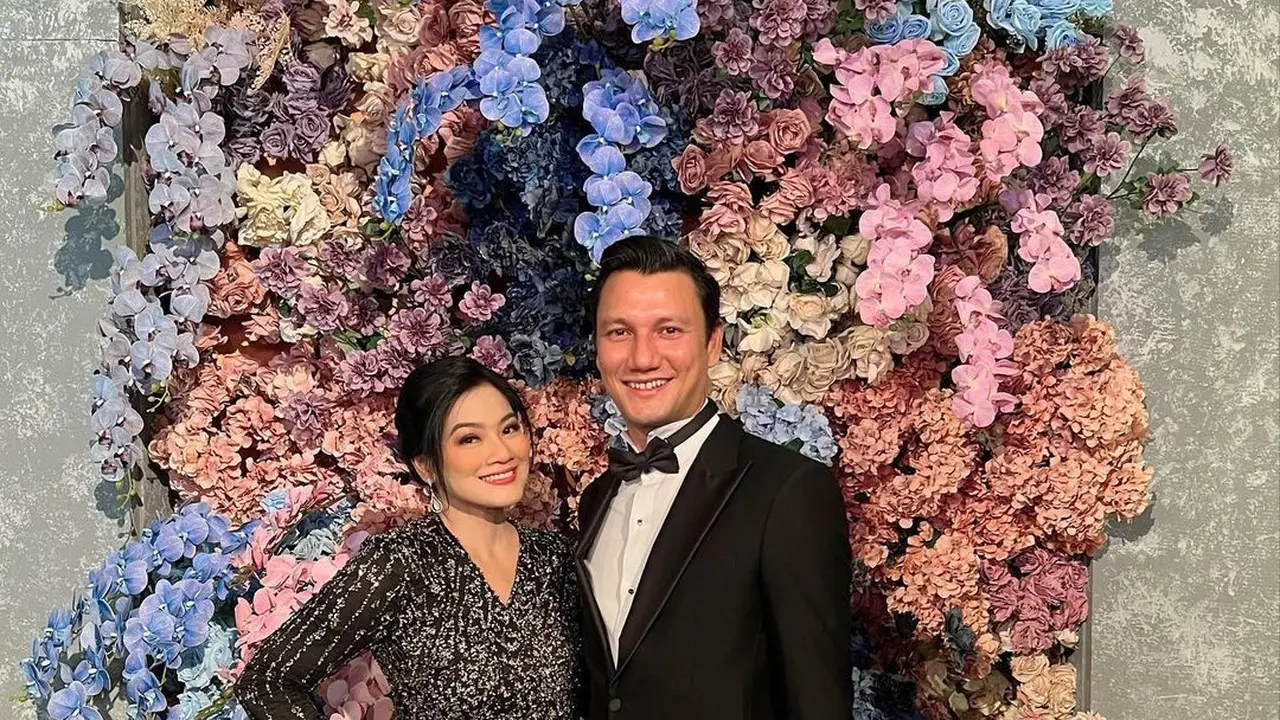 Titi Kamal dan Christian Sugiono di resepsi pernikahan Jessica Mila dan Yakup Hasibuan. (Foto: Instagram/titi_kamall)