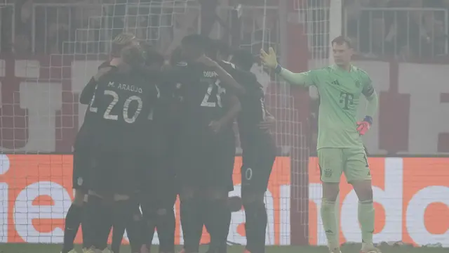 Skuad Sporting CP merayakan gol bunuh diri gelandang Bayern Munchen Joshua Kimmich di matchday 6 league phase Liga Champions 2025/2026 di Allianz Arena, Rabu (10/12/2025) dini hari WIB. (AP Photo/Matthias Schrader)