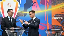 Berbeda dari musim-musim sebelumnya, pengundian kali ini langsung menentukan jalur bagan (bracket) hingga babak semifinal. Tampak dalam foto, direktur Komunikasi UEFA, Pedro Pinto (kiri) dan duta Yayasan UEFA untuk Anak-Anak yang juga mantan gelandang Sevilla, Ivan Rakitic tiba untuk mengikuti pengundian babak 16 besar, perempat final, dan semifinal Liga Champions 2025/2026 di House of European Football di Nyon, Swiss, Jumat (27/2/2026). (Harold CUNNINGHAM/AFP)
