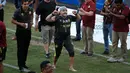 Legenda Argentina, Diego Maradona menyapa suporter setelah latihan di Stadion Banorte, Meksiko,(10/9). Maradona sendiri pernah menangani beberapa klub dan sempat melatih timnas Argentina. (AP Photo/Marco Ugarte)