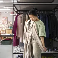 Tips Thrifting Agar Mendapatkan Barang Berkualitas dengan Harga Miring | copyright freepik