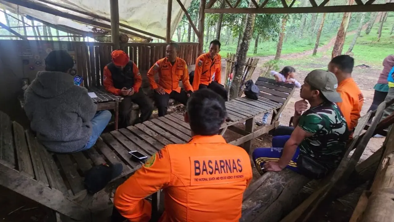 Tim Siaga Kantor SAR Bandung melakukan operasi evakuasi pendaki yang dilaporkan terjatuh ke jurang di kawasan Lembah Gunung Burangrang. (Foto Kantor SAR Bandung)
