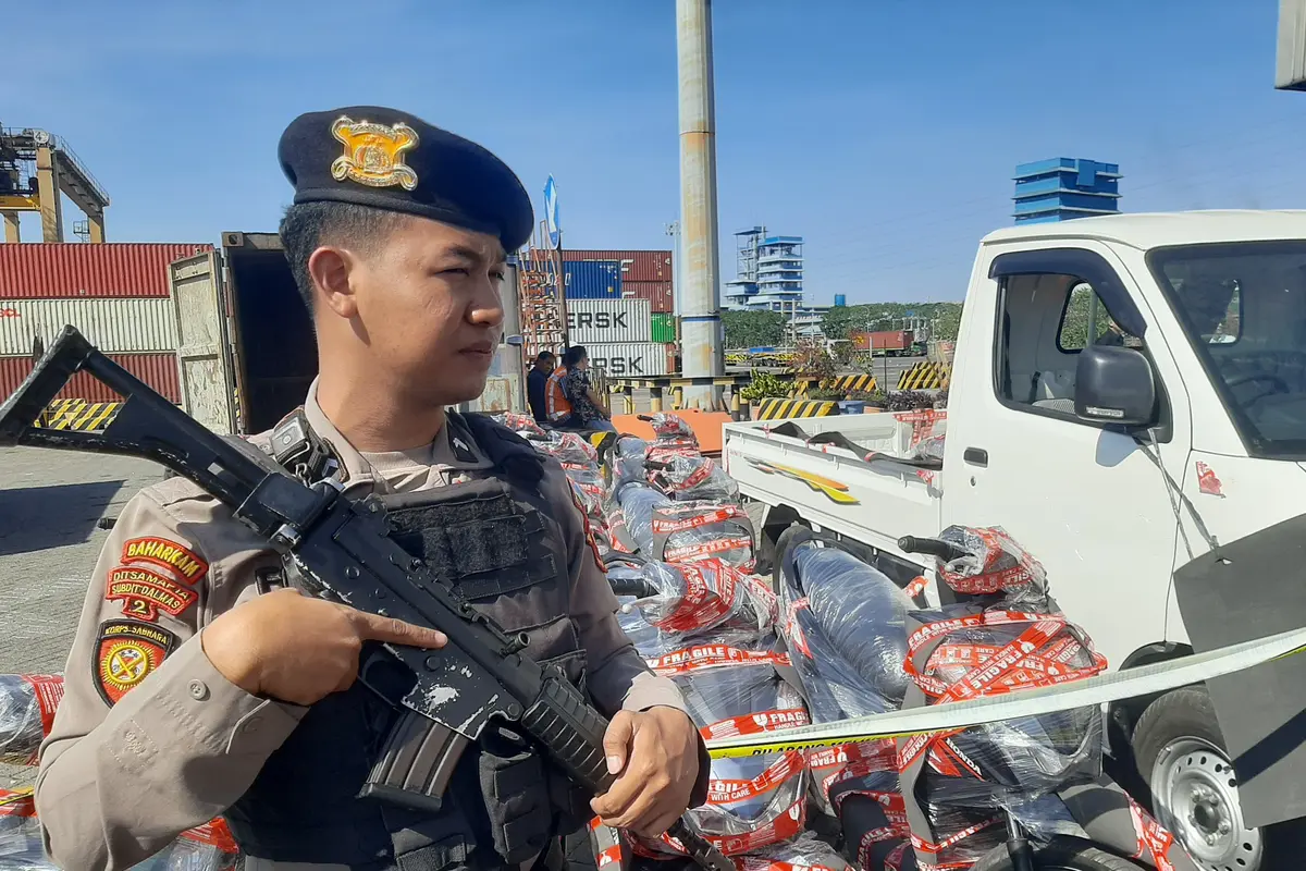 Polres Pelabuhan Tanjung Perak mengungkap kasus penyelundupan kendaraan ilegal tujuan Timr Leste. (Dian Kurniawan/Liputan6.com)