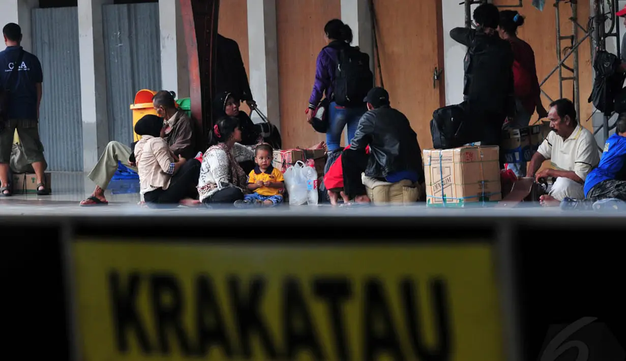 Calon pemudik menunggu kereta yang akan memberangkatkan mereka ke kampung halamannya di Stasiun Senen, Jakarta, Jumat (18/7/14). (Liputan6.com/Johan Tallo)