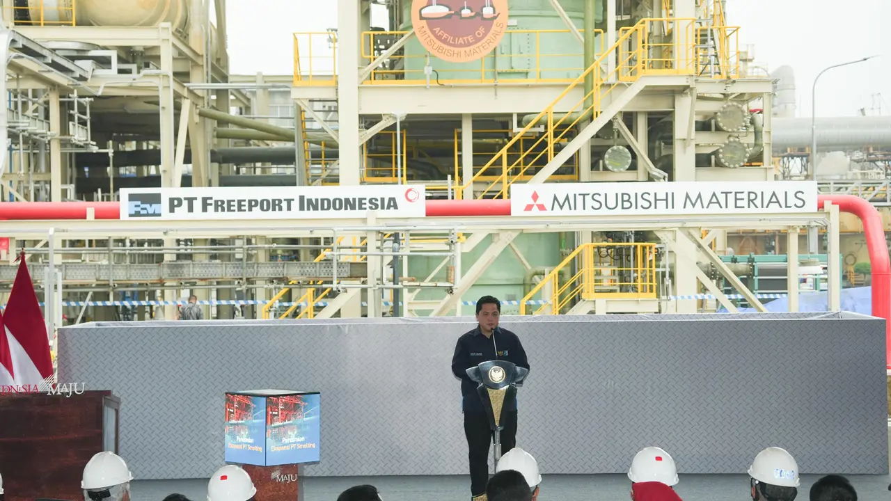 Menteri BUMN Erick Thohir mendampingi Presiden Jokowi meresmikan ekspansi PT. Smelting di Gresik, Jawa Timur, Kamis (14/12)