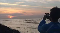 Matahari Pagi Mengintip di Pantai Kejawanan Cirebon