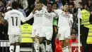 Pemain Real Madrid merayakan gol yang dicetak oleh Vinicius Junior dalam laga lanjutan Liga Spanyol 2024/2025 melawan Girona di Santiago Bernabeu Stadium, Madrid, Minggu (23/02/2025) waktu setempat. (AFP/Pierre-Philippe Marcou)