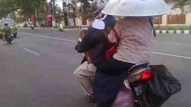 6 Aksi Emak-Emak Pakai Benda Pengganti Helm Ini Nyeleneh, Kocak