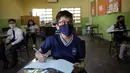 Murid kelas enam Alex Alarcon menghadiri hari pertama sekolah tatap muka di National School Two Celsa Speratti School, Asuncion, Paraguay, Senin (30/8/2021). Sekolah tatap muka digelar setelah satu setengah tahun belajar jarak jauh di tengah pandemi COVID-19. (AP Photo/Jorge Saenz)
