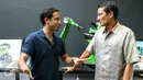 Balon Gubernur DKI Jakarta Sandiaga Uno (kanan) bersama CEO Gojek Nadiem Makarim, kantor Gojek, Jakarta, (1/3). Sandiaga Uno memuji terobosan Nadiem Makarim menciptakan lapangan kerja dan solusi kemacetan Jakarta. (Liputan6.com/Yoppy Renato)
