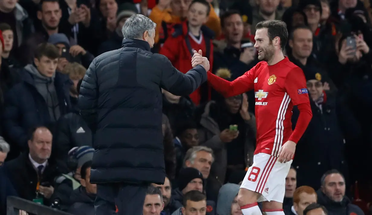 Gelandang MU, Juan Mata melakukan selebrasi usai mencetak gol ke gawang Feyenoord pada pertindangan Grup A Liga Europa di Stadion Old Trafford, Inggris (24/11). MU menang telak atas Feyenoord dengan skor 4-0. (Reuters/Carl Recine)