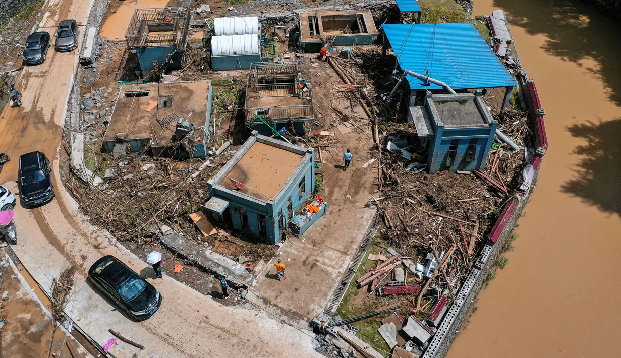 Foto dari udara menunjukkan rumah-rumah yang rusak akibat banjir di Kota Bifeng, Provinsi Guizhou, China, Sabtu (13/6/2020). Banjir yang dipicu oleh hujan telah berdampak pada kehidupan 700.000 orang di Provinsi Guizhou. (Xinhua/Liu Xu)