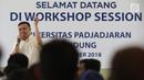 Uncu Putra dari Visual Indomedia Production Emtek Grup berbagi materi tentang dunia produksi visual kepada peserta Workshop Session Emtek Goes to Campus 2018 di Gedung 2 Universitas Padjajdaran, Bandung, Selasa (4/12). (Liputan6.com/Helmi Fithriansyah)
