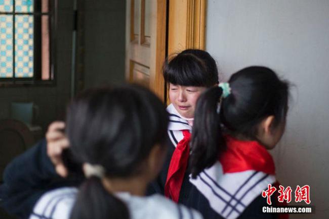 Siswa sekolah dasar yang biasa makan siang di restoran lantai 22 gedung Kunming | Photo: Copyright shanghaiist.com