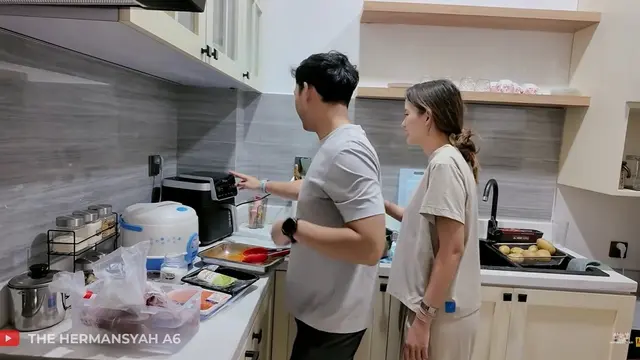 Potret Dapur Rumah Baru Sarah Menzel