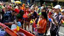 Warga bersuka ria saat mengisi ulang air pada senjata mereka saat merayakan Festival Songkran atau Tahun Baru Thailand di Bangkok, 14 April 2019. Siapa pun bisa bergabung untuk menikmati kemeriahan Songkran. (Permata SAMAD/AFP)