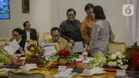 Sejumlah menteri saling berbincang saat hadir dalam rapat terbatas di Istana Kepresidenan Bogor, Jakarta, Selasa (4/2/2020). Ratas tersebut membahas kesiapan menghadapi dampak virus Corona. (Liputan6.com/Faizal Fanani)