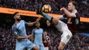 Penyerang Burnley, Ashley Barnes, berusaha melewati bek Manchester City, Gael Clinchy, pada laga Liga Inggris di Stadion Etihad, Inggris, Senin (2/1/2017). City menang 2-1 atas Burnley. (AFP/Oli Scarff)