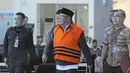 Calon gubernur Sulawesi Tenggara (Sultra) Asrun usai menjalani pemeriksaan di Gedung KPK, Jakarta, Kamis (1/3). Asrun ditetapkan sebagai tersangka suap bersama anaknya, Wali Kota Kendari Adriatma Dwi Putra. (Liputan6.com/Herman Zakharia)