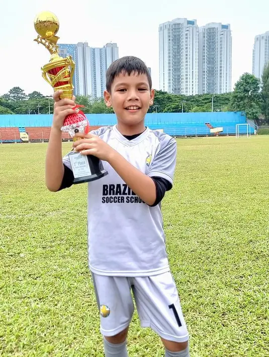 Melalui akun instagramnya, istri Christian Sugiono itu membagikan beberapa momen saat menemani anak-anaknya bertanding sepak bola. Menurut pemeran Mendadak Dangdut ini, piala tersebut merupakan piala pertama bagi keduanya. [Instagram/titi_kamall]