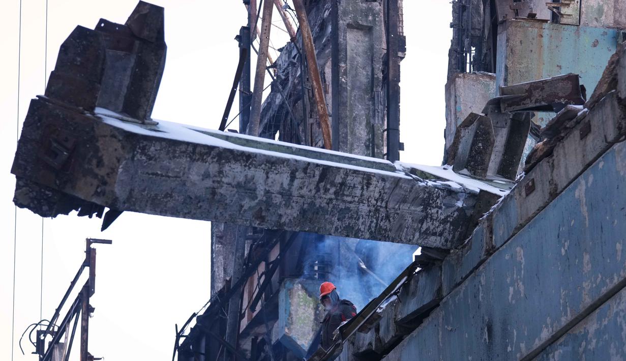 Ribuan rumah dan bangunan publik mengalami pemadaman listrik. Kondisi ini membuat warga Ukraina kehilangan akses air bersih dan pemanas ruangan. Tampak dalam foto, para pekerja memperbaiki pembangkit listrik perusahaan DTEK yang hancur akibat serangan rudal Rusia, di sebuah lokasi yang dirahasiakan, Ukraina, Senin 9 Februari 2026. (AP Photo/Sergei Grits)