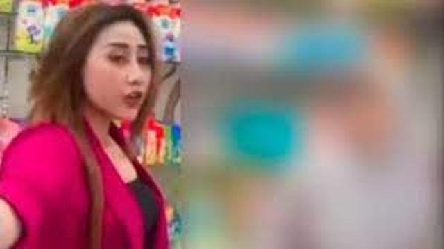 Seleb TikTok Probolinggo, Luluk Nuril, Minta Maaf Atas Tindakan Memaki Siswi Magang di Toko Swalayan. Permintaan Maaf Luluk Nuril Disampaikan Usai Mediasi di SMKN 1 Kota Probolinggo pada Rabu 6 September 2023 (Istimewa)