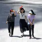 Para wanita melindungi diri dari sinar matahari saat mereka berjalan melintasi alun-alun di kompleks perbelanjaan dan perkantoran pada hari yang panas di luar musimnya di Beijing, China, Rabu (7/6/2023). Suhu tinggi di Ibu Kota China itu diperkirakan sekitar 100 derajat Fahrenheit (38 derajat Celcius) pada hari Selasa. (AP Photo/Mark Schiefelbein)