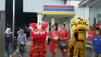 Meriahkan Imlek, Kereta Commuter Line Bagi-Bagi Angpao