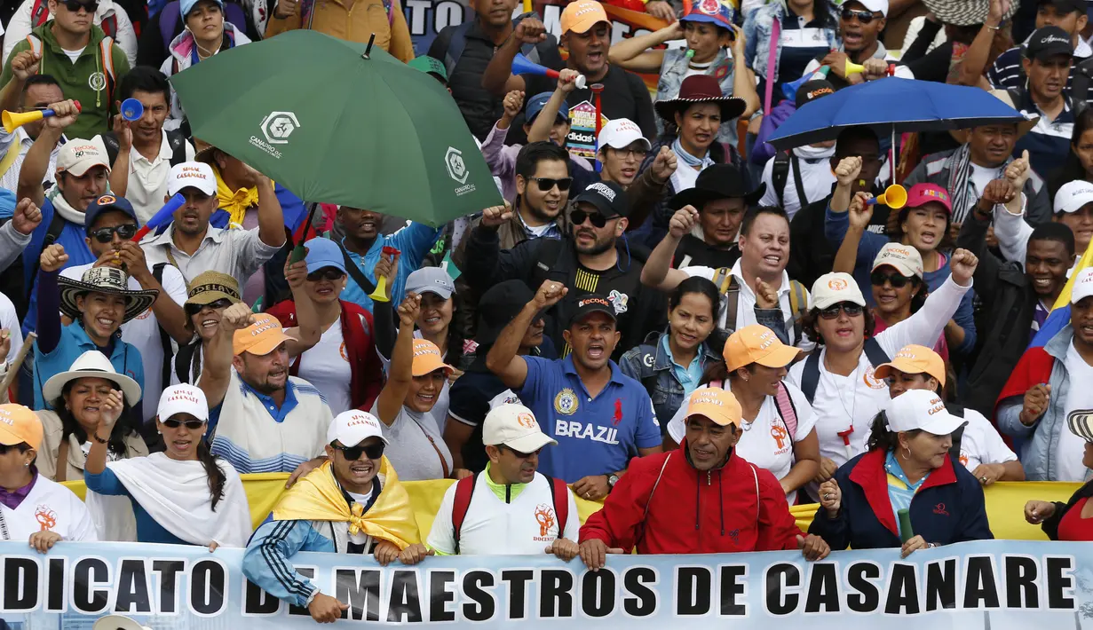 Kurangnya gaji dan jaminan kesehatan yang minim untuk tenaga guru membuat mereka berunjuk rasa di Bogota, Kolombia, Selasa (6/6). Sebelumnya, para guru ini telah mogok kerja selama hampir satu bulan. (AP Photo / Fernando Vergara)