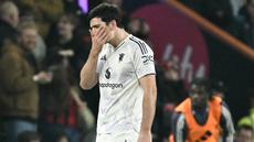 Ekspresi kekecewaan Harry Maguire diganjar kartu merah usai menjatuhkan pemain Bournemouth Evanilson di kotak penalti pada pertandingan pekan ke-31 Liga Inggris 2025/2026 di Vitality Stadium, Sabtu (21/03/2026) dini hari WIB. (AFP/Glyn Kirk)