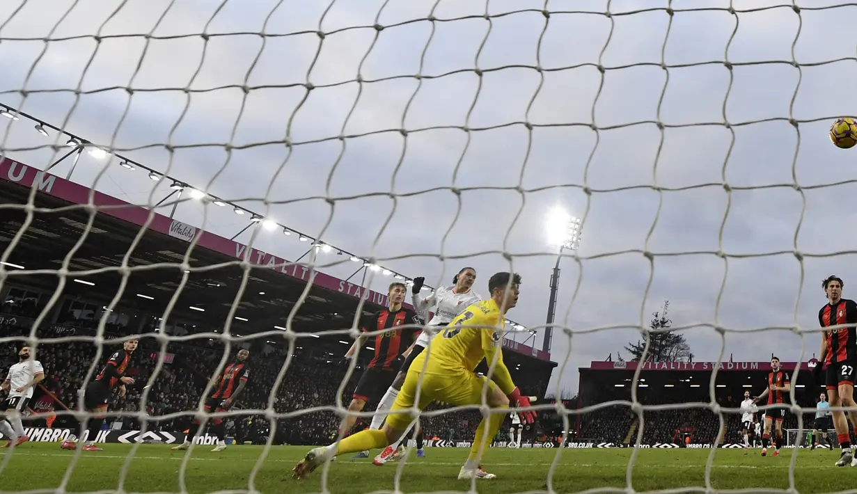 Pemain Liverpool, Mohamed Salah (kiri) mencetak gol kedua timnya ke gawang Bournemouth dalam laga lanjutan Liga Inggris 2024/2025 di Vitality Stadium, Bournemouth, Inggris, Sabtu (02/02/2025). (AFP/Glyn Kirk)