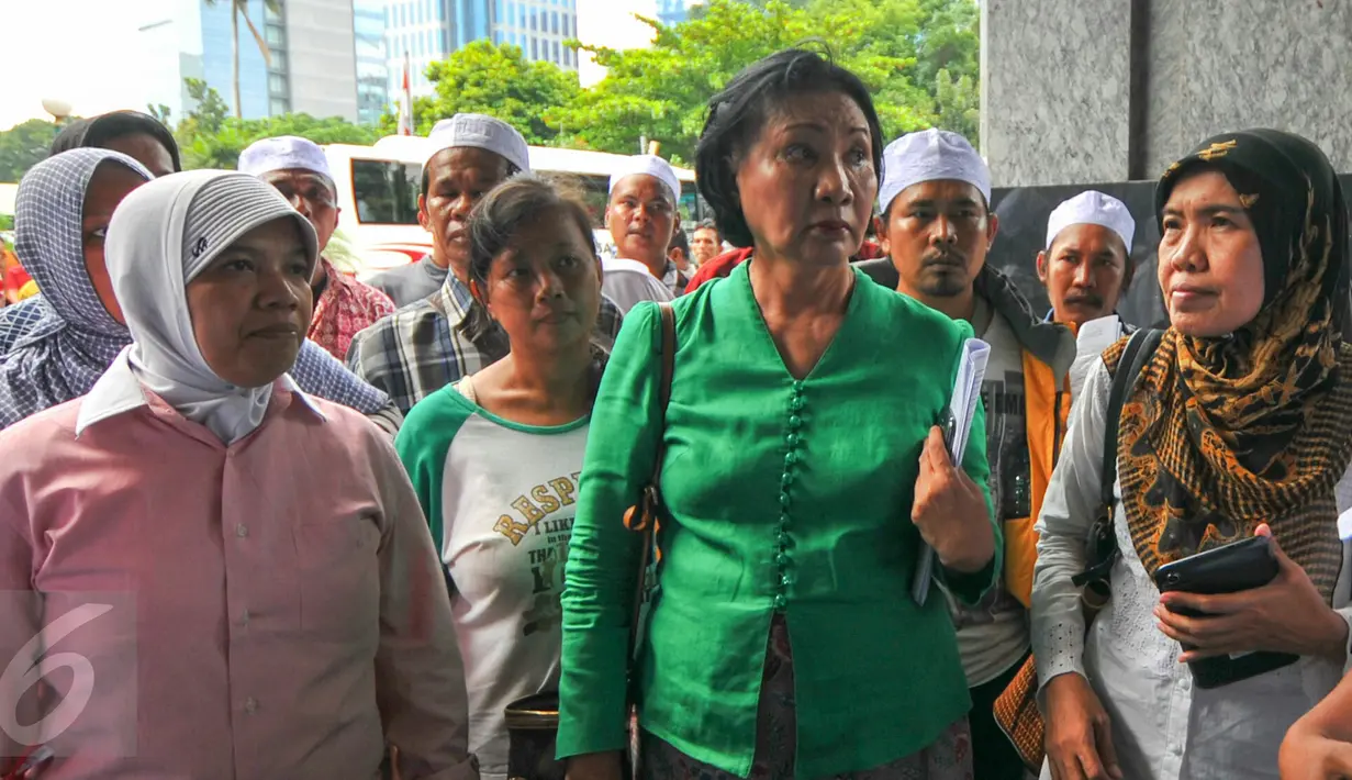 Aktivis HAM, Ratna Sarumpaet (tengah) bersama warga korban penggusuran saat datangi DPRD DKI di Jakarta, (18/4). Ratna hadir untuk memperjuangkan hak ratusan warga Kampung Pasar Ikan dan Aquarium yang terkena penggusuran. (Liputan6.com/Yoppy Renato)