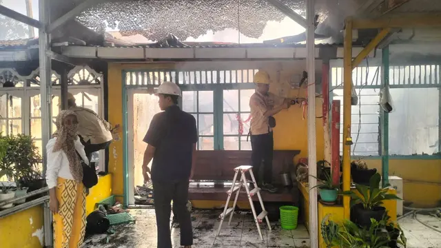 Petugas Pemadam Kebakakan memadamkan api yang membakar asrama polisi Polsek Serpong, Polres Tangerang Selatan. (Liputan6/Pramita Tristiawati)