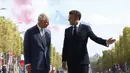 Raja Inggris Charles III (kiri) dan Presiden Prancis Emmanuel Macron menghadiri upacara peletakan karangan bunga resmi di Arc de Triomphe, Paris pada tanggal 20 September 2023. (Yoan VALAT/POOL/AFP)