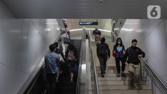 Sejumlah penumpang berada di Stasiun Bundaran HI, Jakarta, Senin (17/2/2020). Menteri Perhubungan Budi Karya Sumadi mengatakan bahwa hanya 35 persen penduduk Jakarta yang intensif menggunakan transportasi umum. (Liputan6.com/Faizal Fanani)